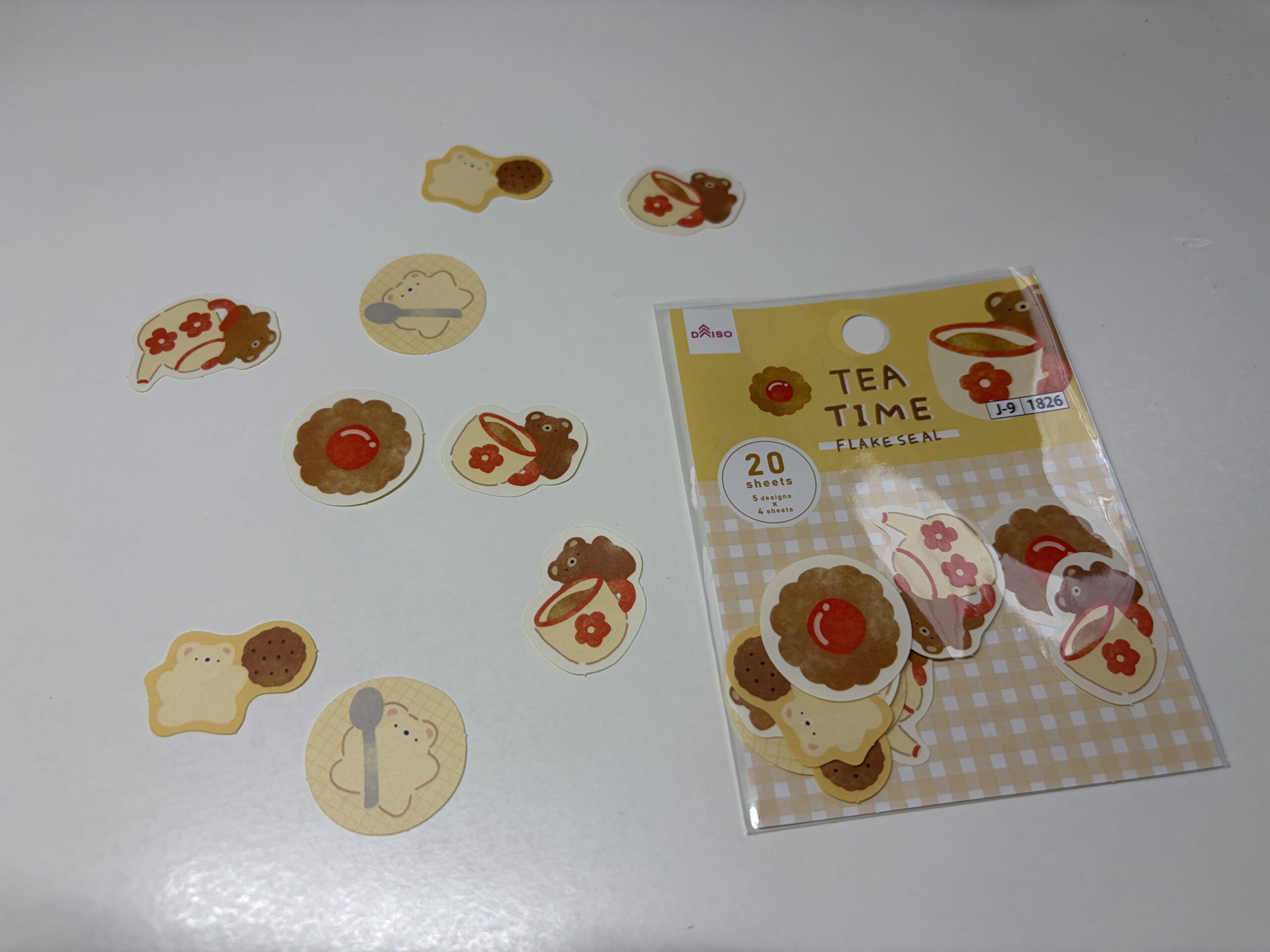 ダイソーのフレークシール「TEA TIME」を実際に開封して並べた様子